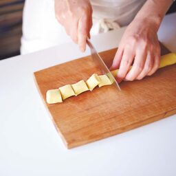 1切れを直径約1.5㎝の棒状にのばし、2㎝幅に切る
