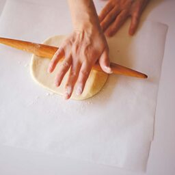 生地をのせてめん棒で約25×20㎝にのばす