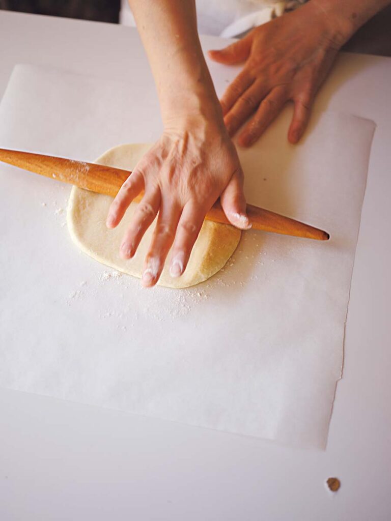 生地をのせてめん棒で約25×20㎝にのばす