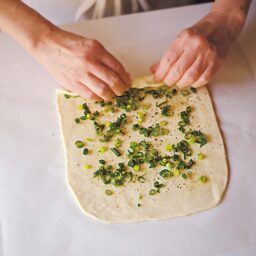 生地を手前から少しずつくるくると巻く