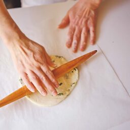 めん棒で直径約18㎝にのばす
