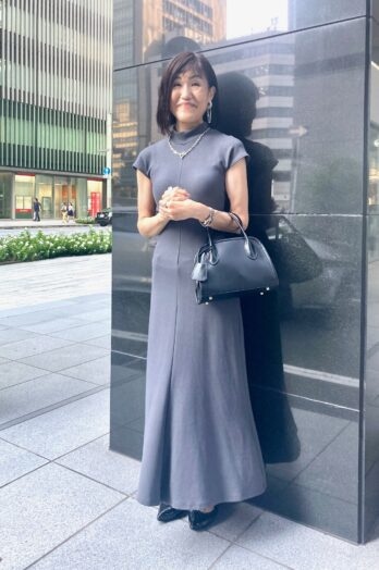 【60代お手本スナップ】「ZARA」のフェミニンなグレーワンピースとクールなシルバー小物を合わせた洗練されたスタイル！