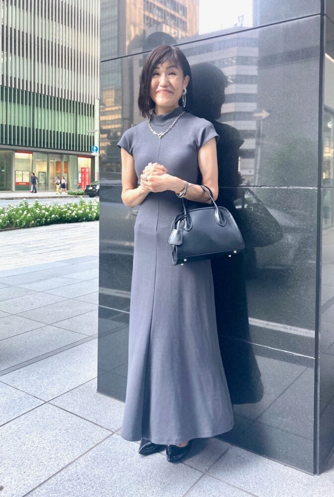 【60代お手本スナップ】「ZARA」のフェミニンなグレーワンピースとクールなシルバー小物を合わせた洗練されたスタイル！