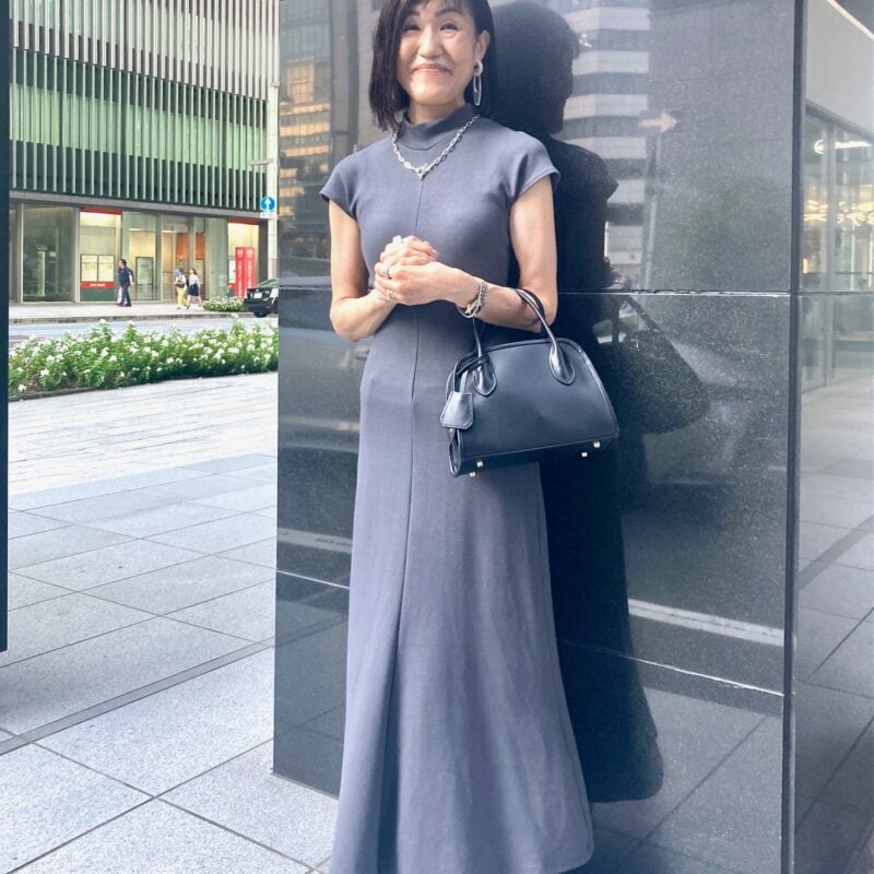 【60代お手本スナップ】「ZARA」のフェミニンなグレーワンピースとクールなシルバー小物を合わせた洗練されたスタイル！