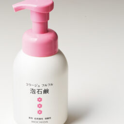 コラージュ フルフル泡石鹸［ピンク］〈医薬部外品〉 300㎖ ¥2,530／持田ヘルスケア