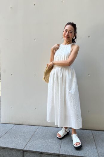 【60代お手本スナップ】「ユニクロ」ホワイトワンピースはヘルシーに肌見せした大人カジュアルスタイル