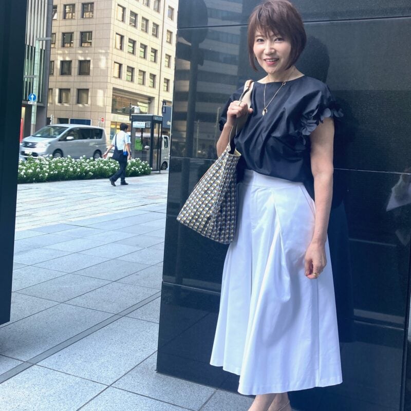 【60代お手本スナップ】エレガントに着こなすモノトーンのフリルトップスで大人カジュアルなコーディネート