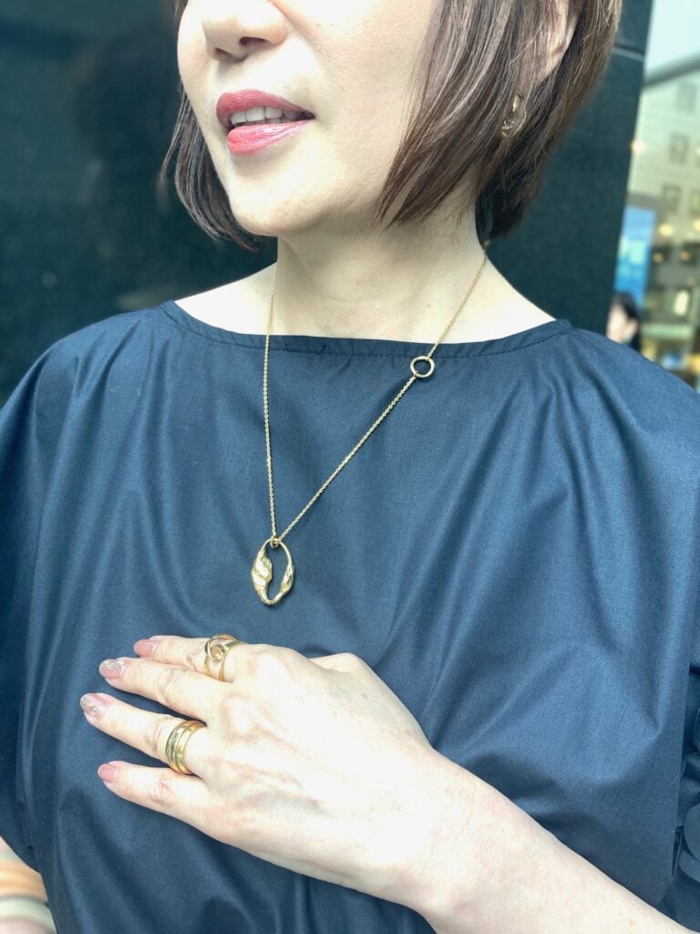 アクセサリーはTiffany 、POLENE