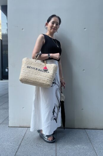 【60代お手本スナップ】個性的なデザイン「ZARA」の刺しゅう柄ロングスカートで軽やかナチュラルスタイル