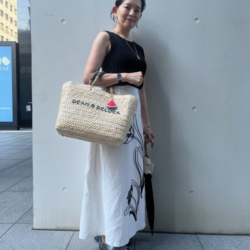 【60代お手本スナップ】個性的なデザイン「ZARA」の刺しゅう柄ロングスカートで軽やかナチュラルスタイル