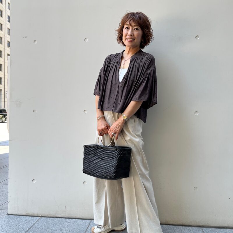 【60代のお手本スナップ】「ノーリーズ」の短丈コンパクトトップスでワイドパンツをスタイルよく着こなす！