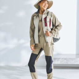 スニーカー¥18,700／メレル（丸紅コンシューマーブランズ）、ジャケット¥39,600、Tシャツ¥11,000、パンツ¥28,600／すべてピークパフォーマンス（ピークパフォーマンスコールセンター）、帽子¥5,940／ミレー（ミレー・マウンテン・グループ・ジャパン カスタマーサービス）、リュック¥9,900／コロンビア（コロンビアスポーツウェアジャパン）、靴下／スタイリスト私物