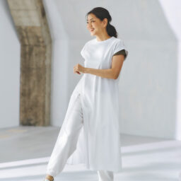 スニーカー¥10,780／ナイキ（NIKE カスタマーサービス）、ワンピース¥16,500、Tシャツ¥6,930、パンツ¥11,990／すべてチャコット・バランス（チャコット）