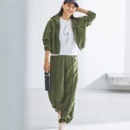 スニーカー¥24,200／ホカ®（デッカーズジャパン）、ジャケット¥11,660、パンツ¥11,110／ともにナイキスポーツウェア（NIKE カスタマーサービス）、Tシャツ¥8,800／アニエスベー、キャップ¥6,600／ル シェルドハリス（金万）、ボトル／スタイリスト私物