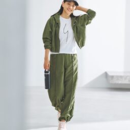 スニーカー¥24,200／ホカ®（デッカーズジャパン）、ジャケット¥11,660、パンツ¥11,110／ともにナイキスポーツウェア（NIKE カスタマーサービス）、Tシャツ¥8,800／アニエスベー、キャップ¥6,600／ル シェルドハリス（金万）、ボトル／スタイリスト私物