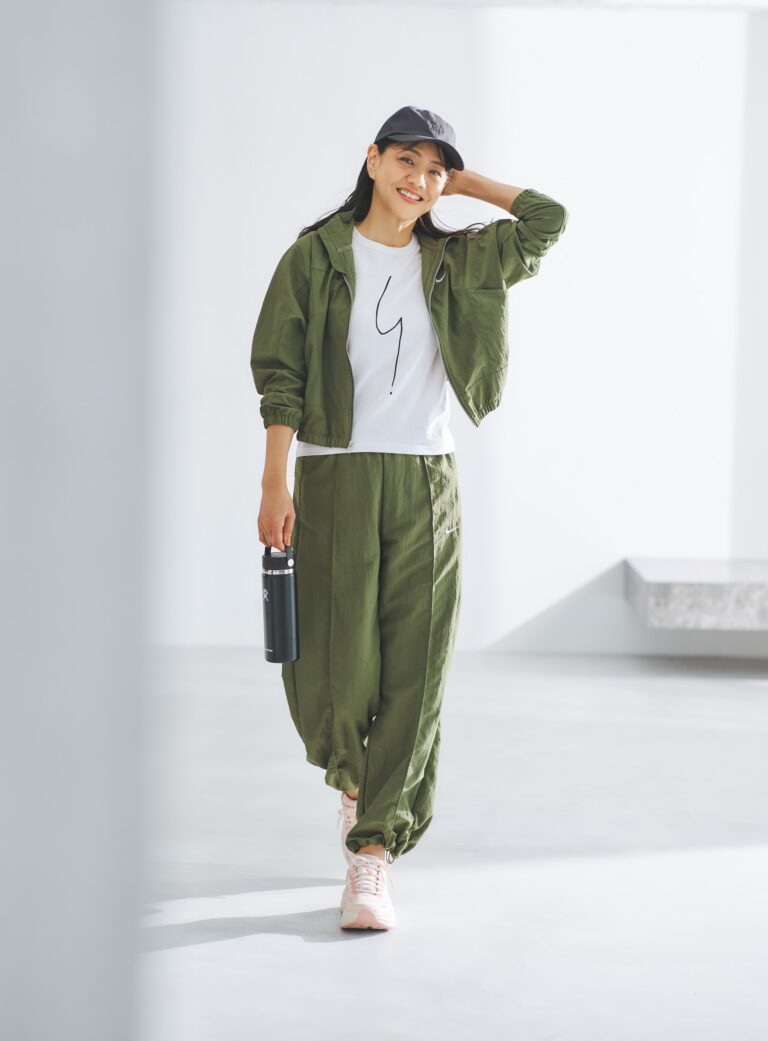 スニーカー¥24,200／ホカ®（デッカーズジャパン）、ジャケット¥11,660、パンツ¥11,110／ともにナイキスポーツウェア（NIKE カスタマーサービス）、Tシャツ¥8,800／アニエスベー、キャップ¥6,600／ル シェルドハリス（金万）、ボトル／スタイリスト私物