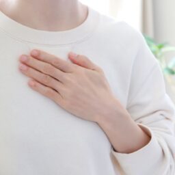 【60代ヘルスケア】胸やけの原因とセルフケアをご紹介！