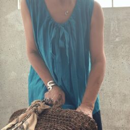 涼やかなカラーの服を着ている島崎真代さん