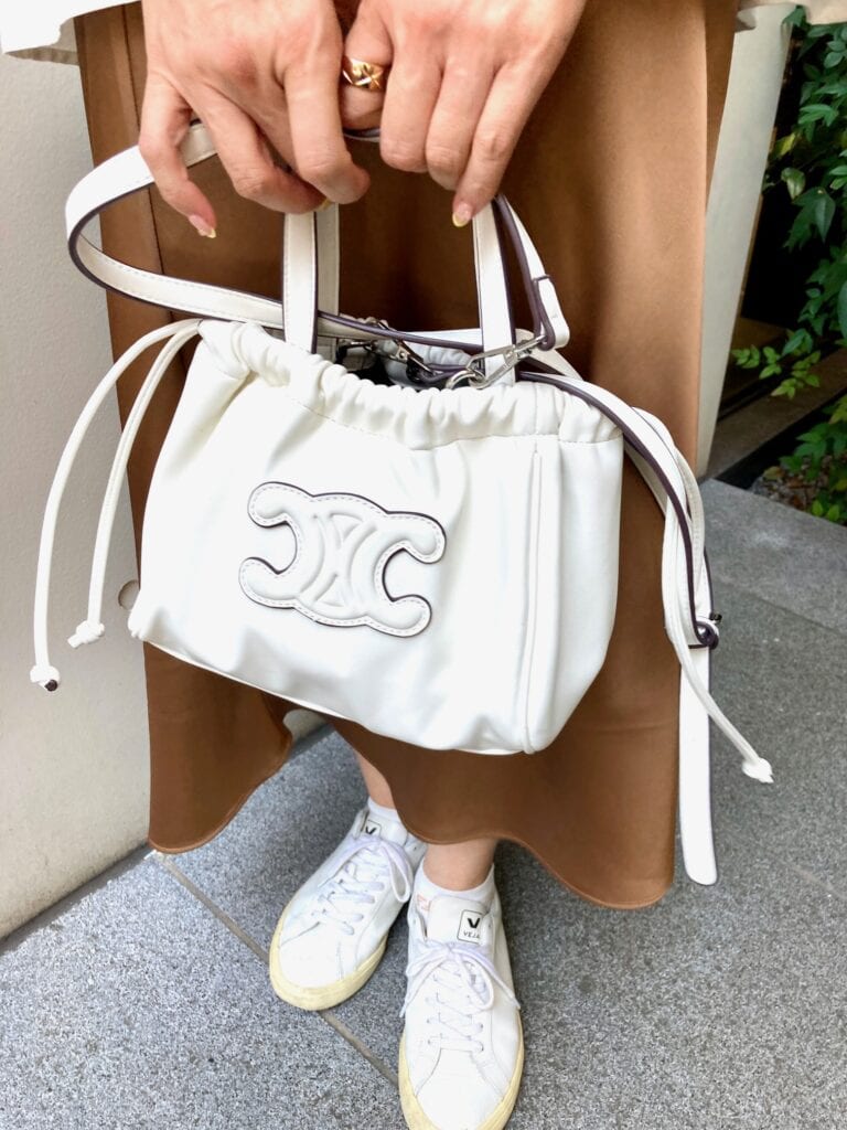 バッグはセリーヌ