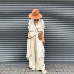 ワイドパンツ：ZARA ロングシャツ：ZARA サンダル: GU ポシェット: ユナイテッドアローズ ハット: トゥモローランド