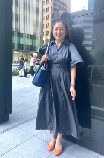 【60代お手本スナップ】1枚でさらりと着られてスタイルアップ！シックなワンピースに差し色パンプスを合わせて華やかな着こなしに！