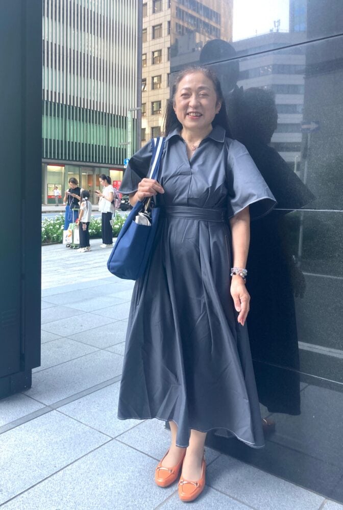 【60代お手本スナップ】1枚でさらりと着られてスタイルアップ！シックなワンピースに差し色パンプスを合わせて華やかな着こなしに！