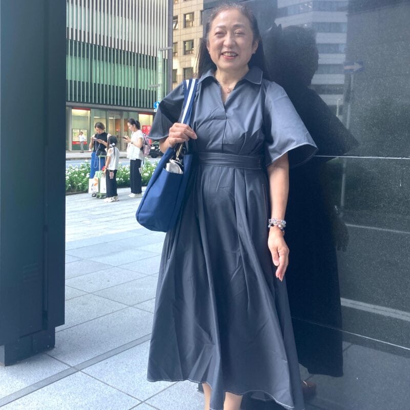 【60代お手本スナップ】1枚でさらりと着られてスタイルアップ！シックなワンピースに差し色パンプスを合わせて華やかな着こなしに！