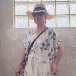 柄物を着る島崎真代さん