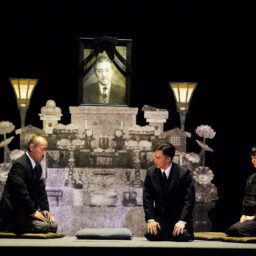 勘治の葬式。市役所の職員や家族が参列するなか、小説家や勘治の最後の仕事に感謝する市井の人々も訪れる。