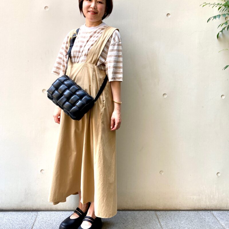 【60代お手本スナップ】秋色コーデは「ボッテガ・ヴェネタ」と「ZARA」のブラック小物で引き締める！