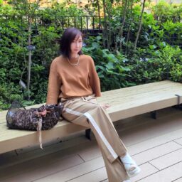 トレーナー／ZARA、 トラックパンツ／GU、 メッシュバッグ／ZARA、 バッグチャーム／ZARA、 レオパ柄スカーフ／H＆M、 スポーツサンダル／セレクトショップ