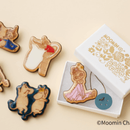 クリアウッドブローチ 各¥4,840／MOOMIN SHOP 楽天市場店