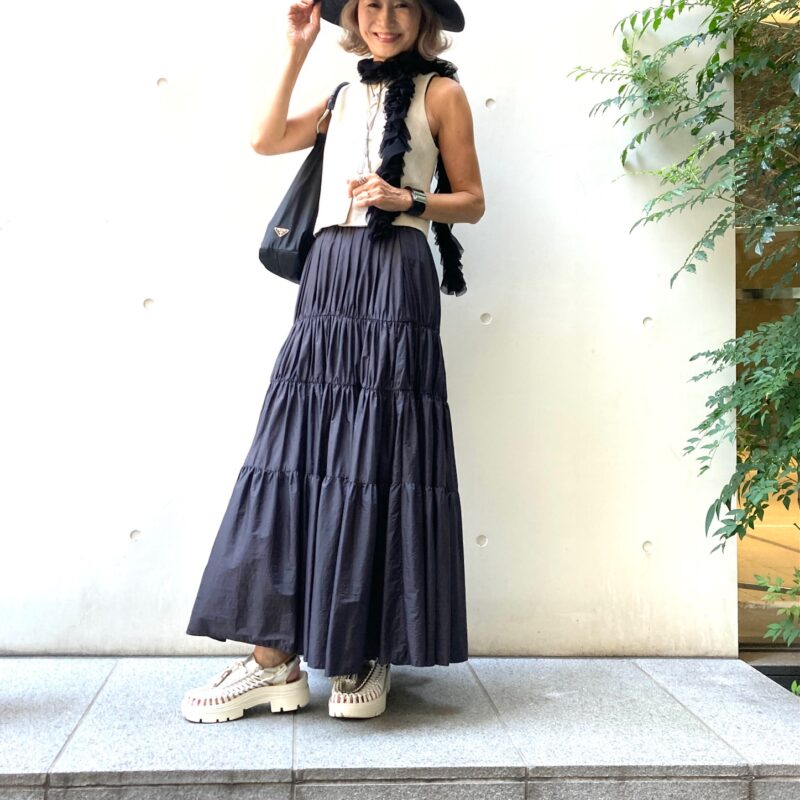 【60代お手本スナップ 】ZARAのベストをトップス使いした帽子ブランドオーナーが仕上げる「ハンサムコーデ」！顔まわりはフリルで華やかに