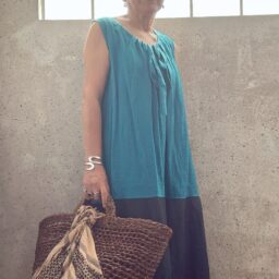 涼やかなカラーの服を着ている島崎真代さん　