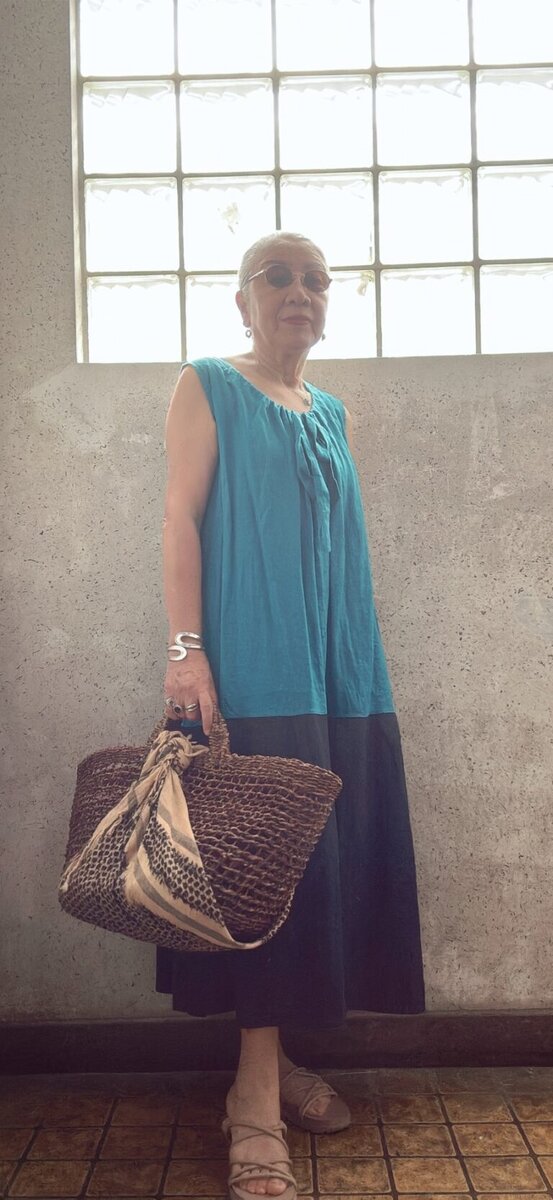 涼やかなカラーの服を着ている島崎真代さん　