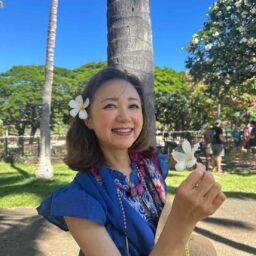 トップスを鮮やかなブルーに変えた着こなし