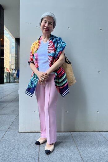 【60代お手本スナップ】「ドゥクラッセ」のカラーパンツに華やかストールでアクセントをつけた、洗練された大人の着こなし