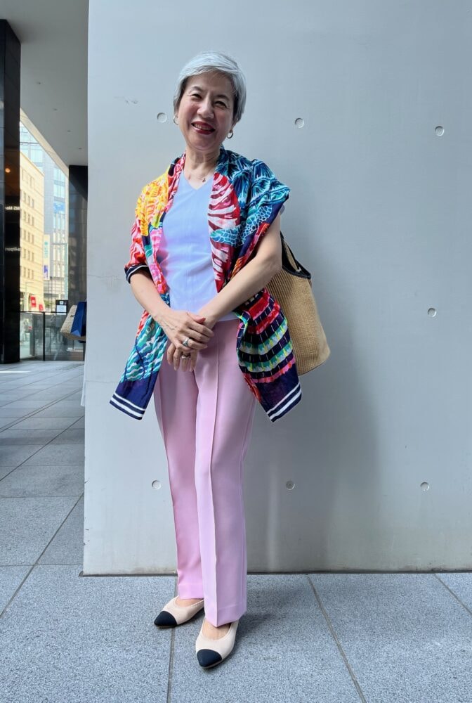 【60代お手本スナップ】「ドゥクラッセ」のカラーパンツに華やかストールでアクセントをつけた、洗練された大人の着こなし