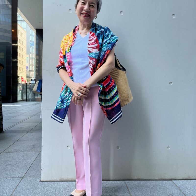 【60代お手本スナップ】「ドゥクラッセ」のカラーパンツに華やかストールでアクセントをつけた、洗練された大人の着こなし