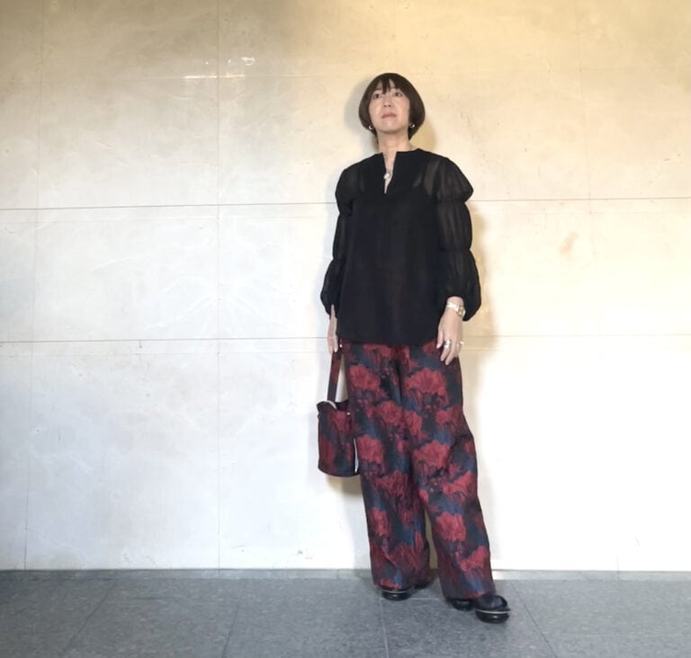 「SUTAKO369」のワイドパンツにシアートップスを合わせた夜のお出かけコーデ