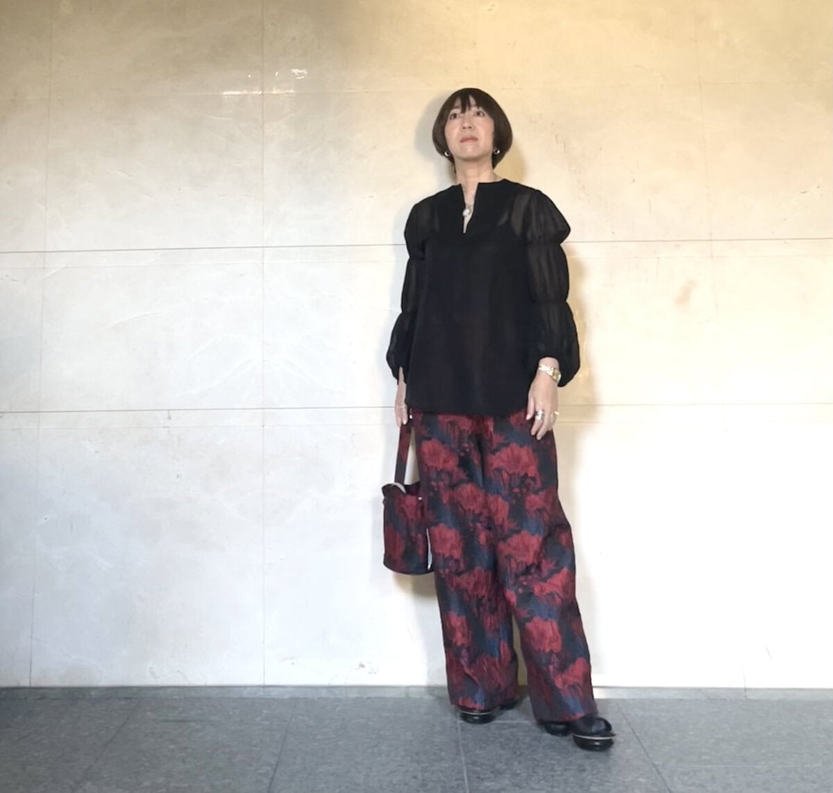 「SUTAKO369」のワイドパンツにシアートップスを合わせた夜のお出かけコーデ