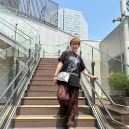 「しまむら」のセットアップのパンツと黒Tシャツのコーディネート