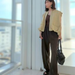 ジレ／ZARA、 ブラトップ／UNIQLO、 ウォッシュドスウェットパンツ／GU、 レザーバッグ／chloe、 ミュール／H＆M