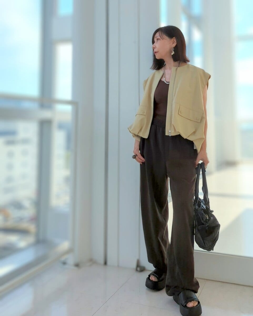 ジレ/ZARA、 ブラトップ/UNIQLO、 ウォッシュドスウェットパンツ/GU、 レザーバッグ/chloe、 ミュール/H&M