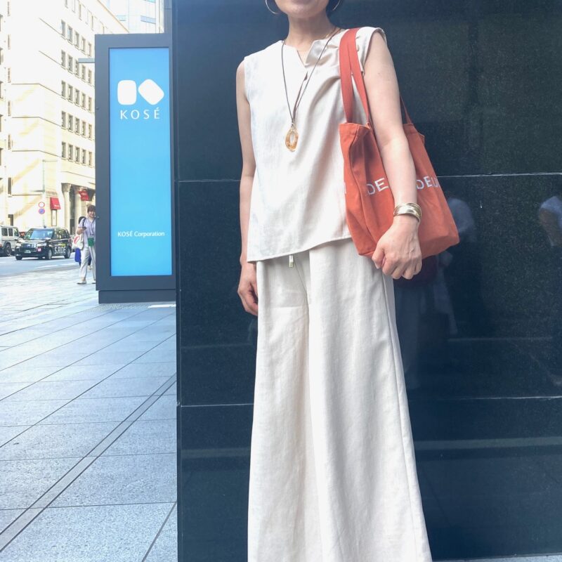 【60代お手本スナップ】ベージュ×深みのあるオレンジで秋の装いに！ゴールドの大ぶりアクセをポイントにした大人の品格コーデ