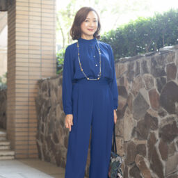ブラウス･･･ SOÉJU 、 ボトムス･･･ SOÉJU 、 ネックレス･･･ルイ・ヴィトン、 ビーズバッグ･･･ZARA