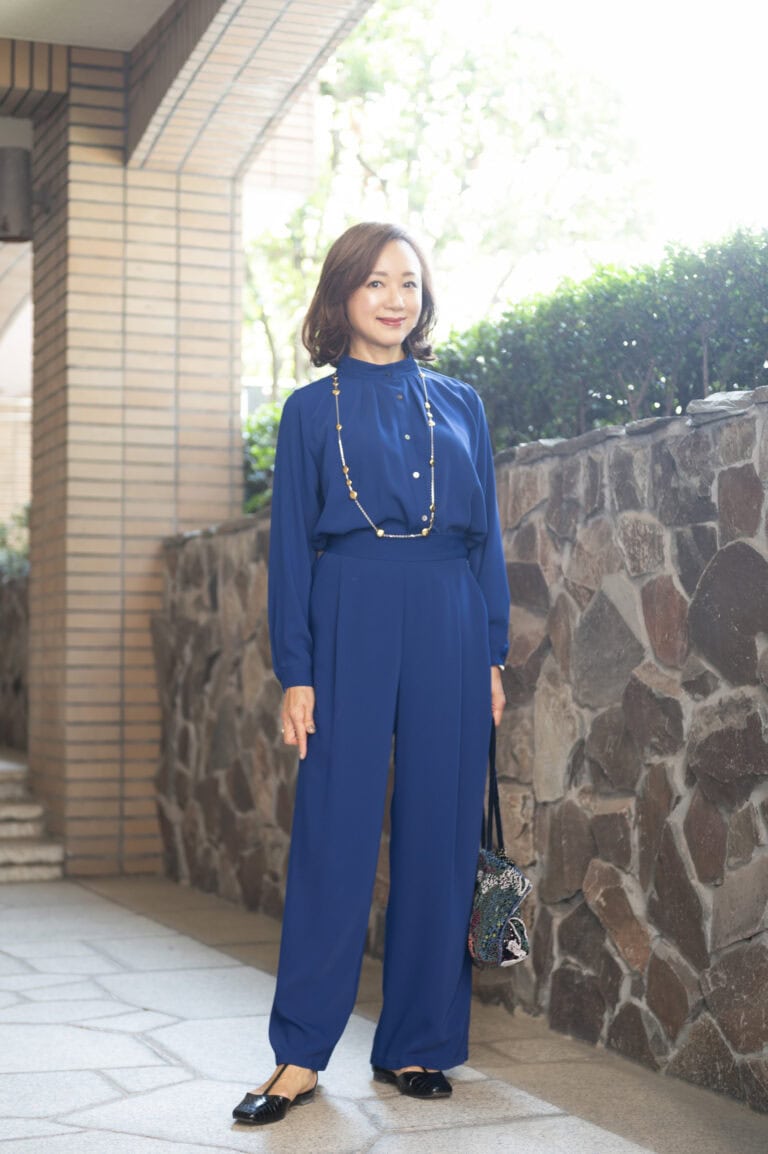 ブラウス･･･ SOÉJU 、 ボトムス･･･ SOÉJU 、 ネックレス･･･ルイ・ヴィトン、 ビーズバッグ･･･ZARA