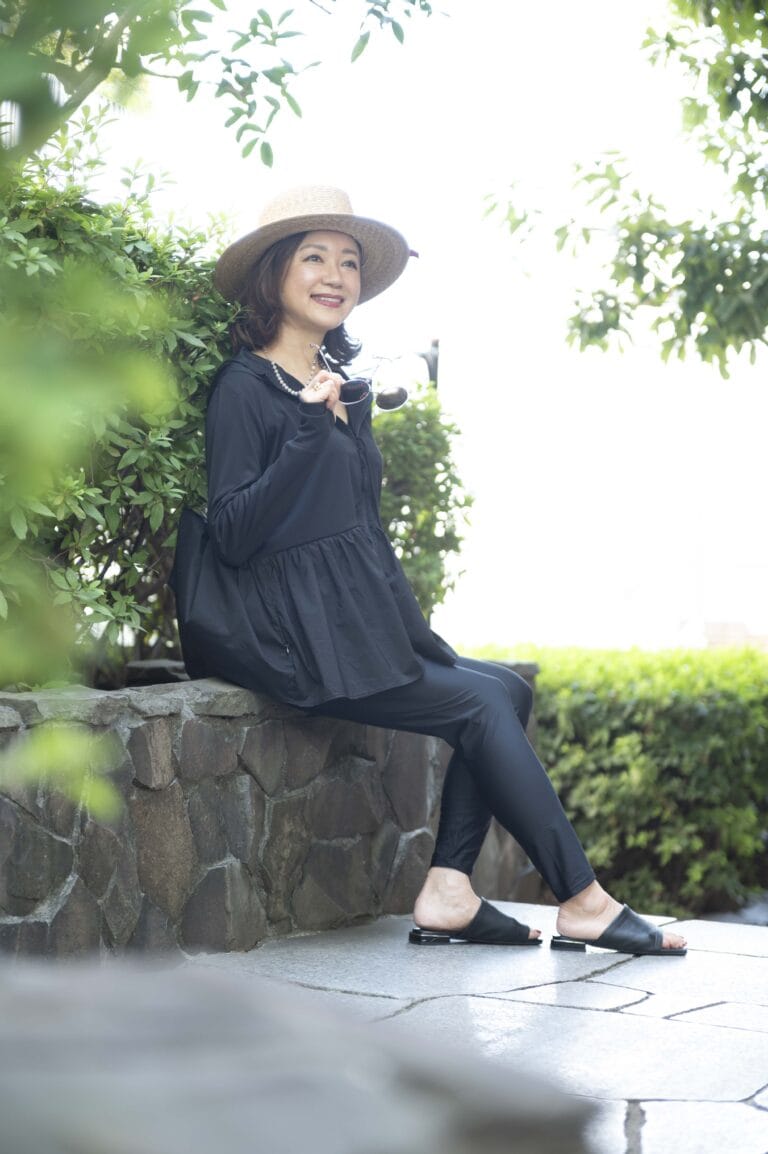 【コーデアイテム】 ラッシュガード･･･アンフィーロ、 水着･･･SHEIN、 サンダル･･･卑弥呼、 帽子･･･シャポーバ！、 サングラス･･･クロエ