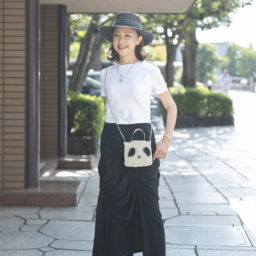 スカート･･･Styling、 白Tシャツ･･･ZARA、 帽子･･･ヘレンカミンスキー、 ネックレス･･･かんかん、 ポシェット･･･アンテプリマ、 シューズ･･･クロールバリエ