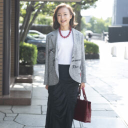 白Tシャツ･･･ZARA、 スカート･･･Styling、 ジャケット･･･ケイタマルヤマ（Styling）、 メタリックローファー･･･ダイアナ